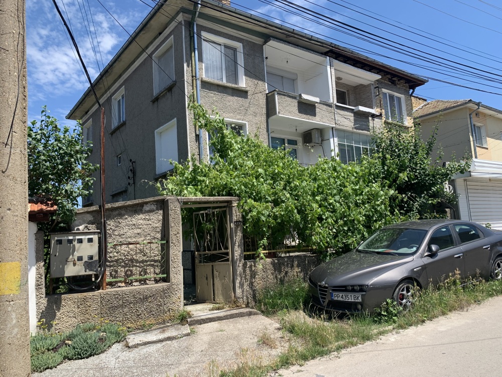 Парцел с къща - гр. Разград, Разград